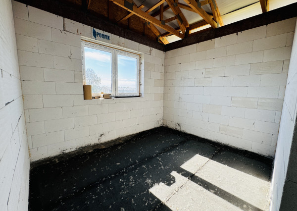 Na predaj 4 izbový rozostavaný rodinný dom v obci Radimov.