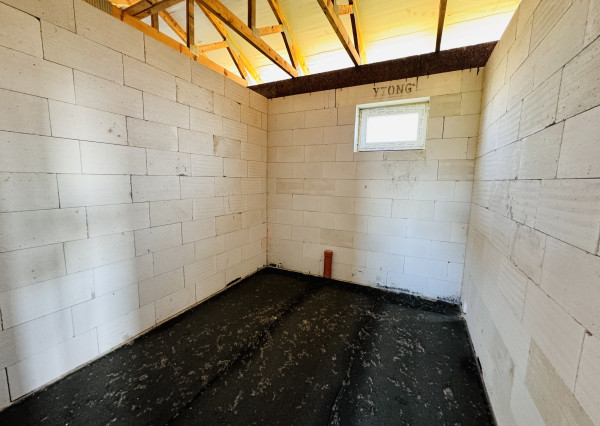 Na predaj 4 izbový rozostavaný rodinný dom v obci Radimov.