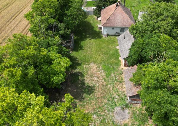 Na predaj investičný rodinný dom s veľkým pozemkom v Okoči