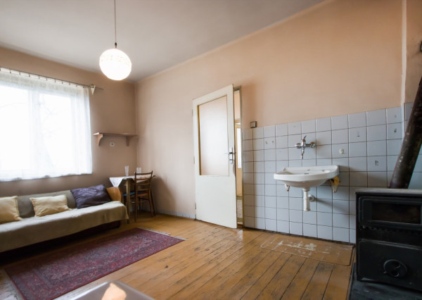 Na predaj investičný rodinný dom s veľkým pozemkom v Okoči