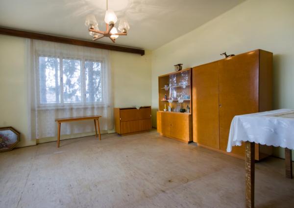 Na predaj investičný rodinný dom s veľkým pozemkom v Okoči