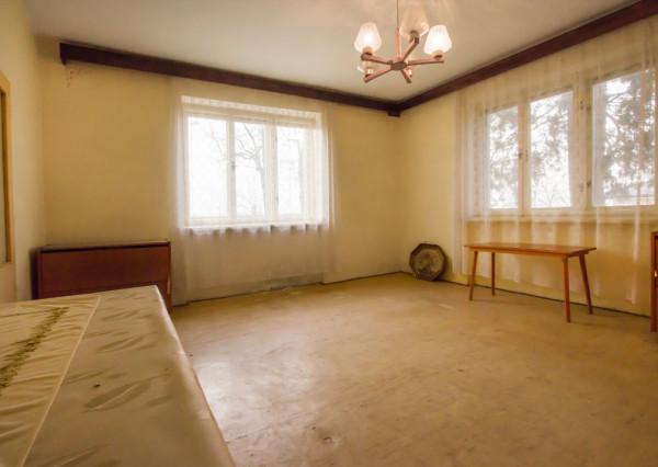 Na predaj investičný rodinný dom s veľkým pozemkom v Okoči