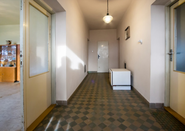 Na predaj investičný rodinný dom s veľkým pozemkom v Okoči