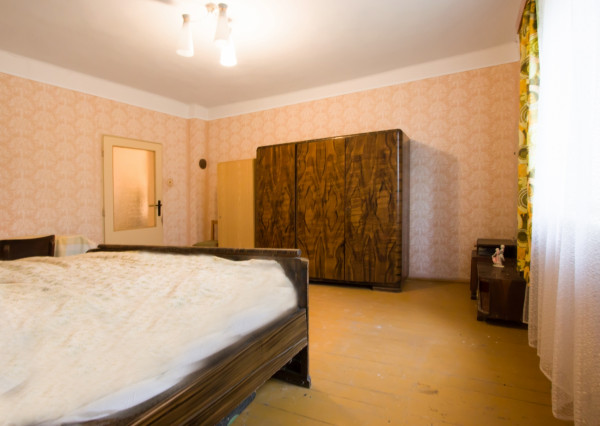 Na predaj investičný rodinný dom s veľkým pozemkom v Okoči