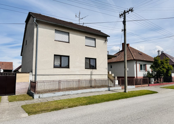 Na predaj priestranný 7-izbový rodinný dom v Gbeloch, okres Skalica.