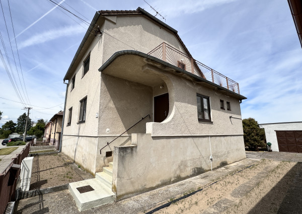 Na predaj priestranný 7-izbový rodinný dom v Gbeloch, okres Skalica.