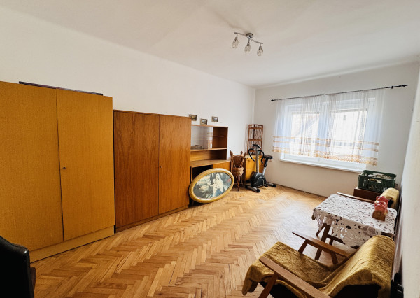 Na predaj priestranný 7-izbový rodinný dom v Gbeloch, okres Skalica.