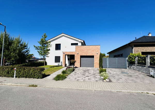 Na predaj poschodový 5 -izbový nadštandardný rodinný dom s bazénom,  v meste Gbely okres Skalica.