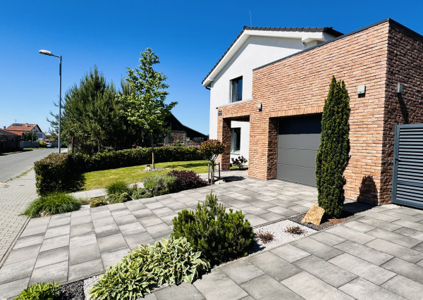 Na predaj poschodový 5 -izbový nadštandardný rodinný dom s bazénom,  v meste Gbely okres Skalica.