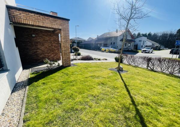 Na predaj poschodový 5 -izbový nadštandardný rodinný dom s bazénom,  v meste Gbely okres Skalica.