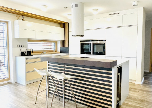 Na predaj poschodový 5 -izbový nadštandardný rodinný dom s bazénom,  v meste Gbely okres Skalica.