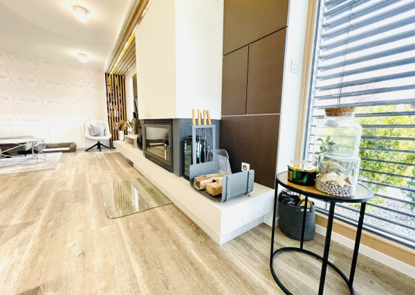 Na predaj poschodový 5 -izbový nadštandardný rodinný dom s bazénom,  v meste Gbely okres Skalica.