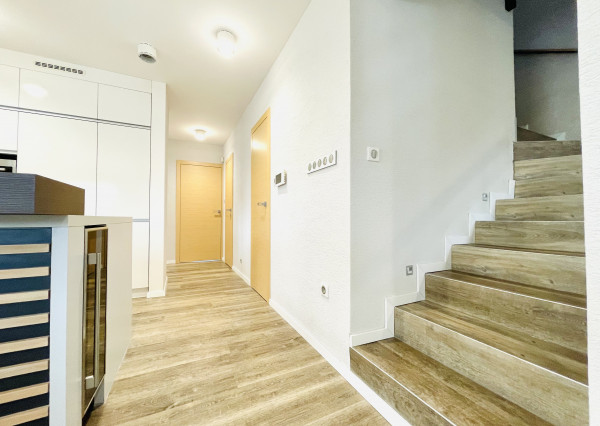 Na predaj poschodový 5 -izbový nadštandardný rodinný dom s bazénom,  v meste Gbely okres Skalica.