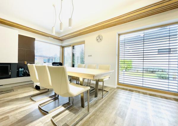 Na predaj poschodový 5 -izbový nadštandardný rodinný dom s bazénom,  v meste Gbely okres Skalica.