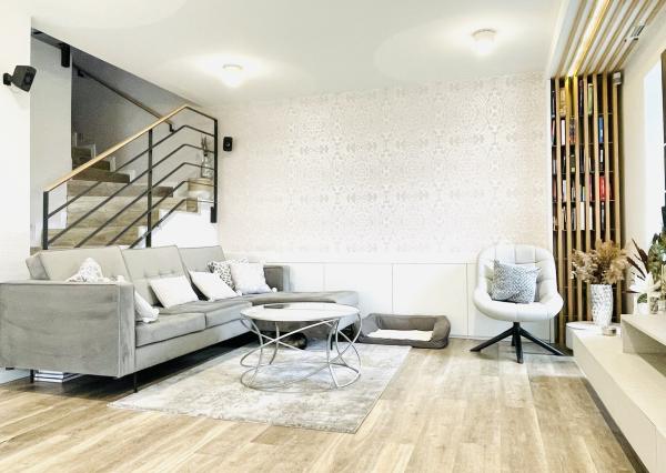 Na predaj poschodový 5 -izbový nadštandardný rodinný dom s bazénom,  v meste Gbely okres Skalica.