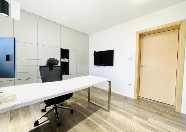 Na predaj poschodový 5 -izbový nadštandardný rodinný dom s bazénom,  v meste Gbely okres Skalica.