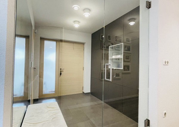 Na predaj poschodový 5 -izbový nadštandardný rodinný dom s bazénom,  v meste Gbely okres Skalica.