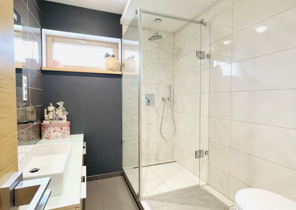 Na predaj poschodový 5 -izbový nadštandardný rodinný dom s bazénom,  v meste Gbely okres Skalica.