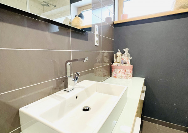 Na predaj poschodový 5 -izbový nadštandardný rodinný dom s bazénom,  v meste Gbely okres Skalica.