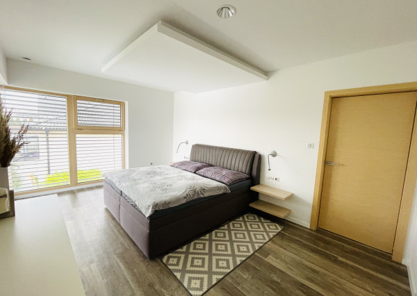 Na predaj poschodový 5 -izbový nadštandardný rodinný dom s bazénom,  v meste Gbely okres Skalica.