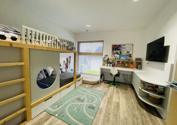 Na predaj poschodový 5 -izbový nadštandardný rodinný dom s bazénom,  v meste Gbely okres Skalica.