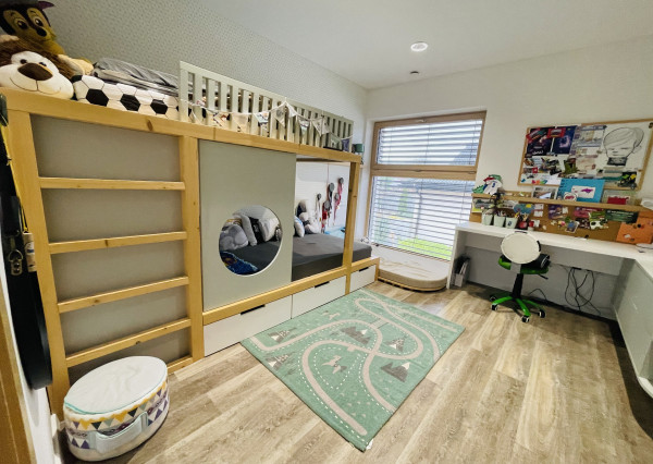 Na predaj poschodový 5 -izbový nadštandardný rodinný dom s bazénom,  v meste Gbely okres Skalica.