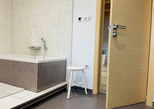 Na predaj poschodový 5 -izbový nadštandardný rodinný dom s bazénom,  v meste Gbely okres Skalica.