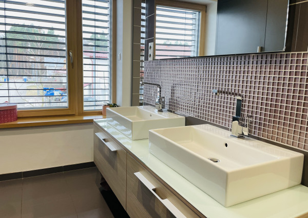 Na predaj poschodový 5 -izbový nadštandardný rodinný dom s bazénom,  v meste Gbely okres Skalica.