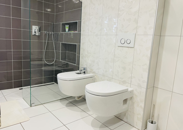 Na predaj poschodový 5 -izbový nadštandardný rodinný dom s bazénom,  v meste Gbely okres Skalica.