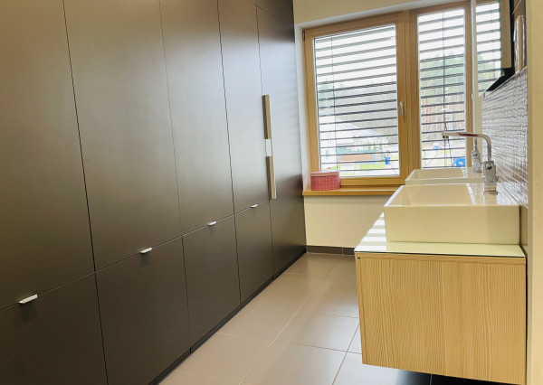 Na predaj poschodový 5 -izbový nadštandardný rodinný dom s bazénom,  v meste Gbely okres Skalica.