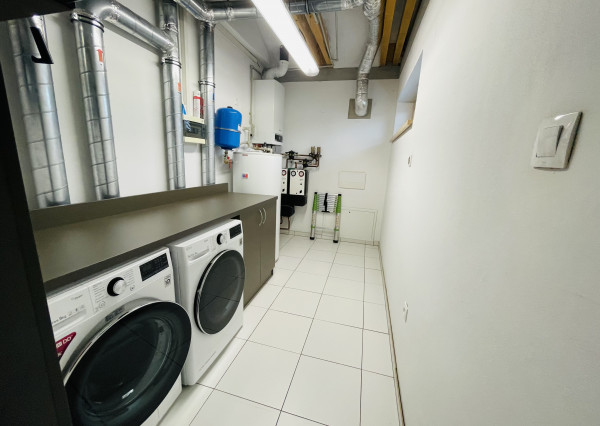 Na predaj poschodový 5 -izbový nadštandardný rodinný dom s bazénom,  v meste Gbely okres Skalica.