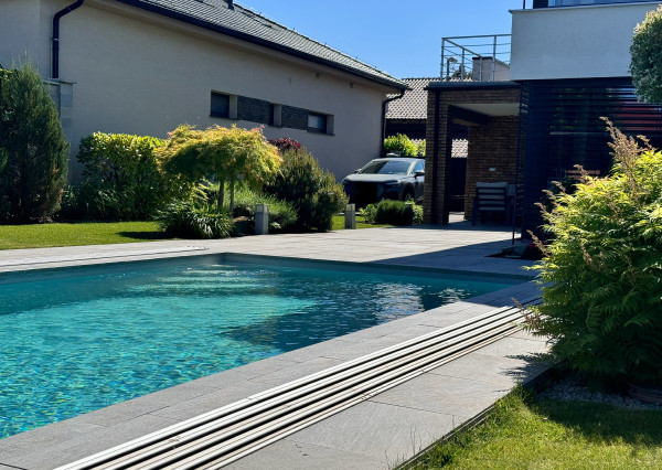 Na predaj poschodový 5 -izbový nadštandardný rodinný dom s bazénom,  v meste Gbely okres Skalica.