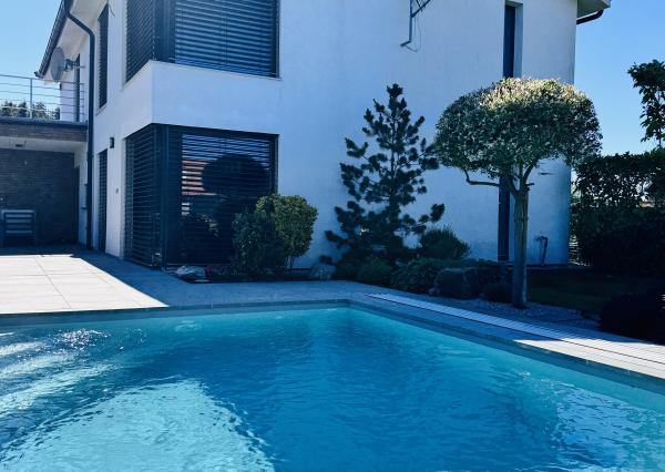 Na predaj poschodový 5 -izbový nadštandardný rodinný dom s bazénom,  v meste Gbely okres Skalica.