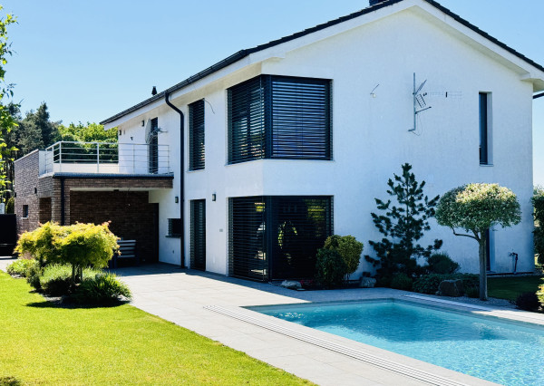 Na predaj poschodový 5 -izbový nadštandardný rodinný dom s bazénom,  v meste Gbely okres Skalica.