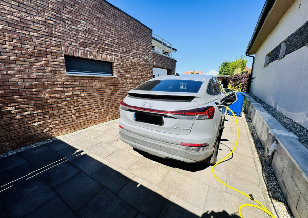 Na predaj poschodový 5 -izbový nadštandardný rodinný dom s bazénom,  v meste Gbely okres Skalica.