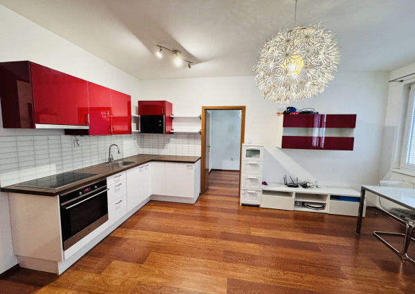 Na predaj moderný 2-izbový byt v Skalici na ulici SNP s vlastným parkovaním a nízkymi nákladmi.