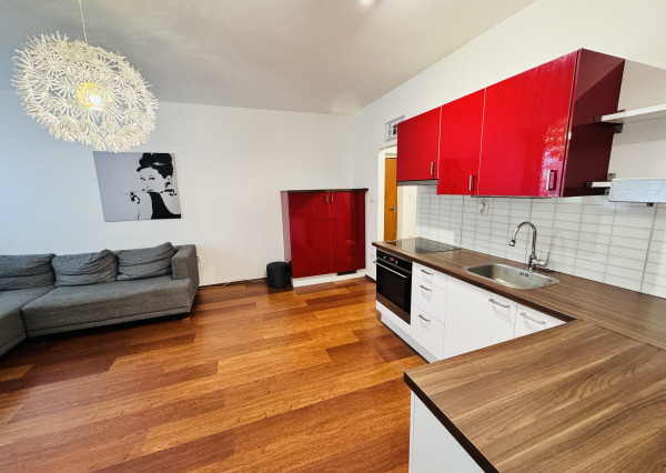 Na predaj moderný 2-izbový byt v Skalici na ulici SNP s vlastným parkovaním a nízkymi nákladmi.