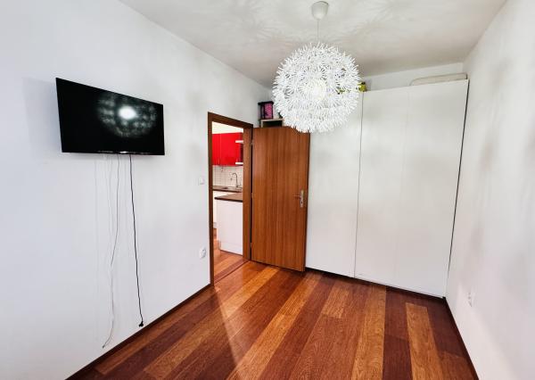 Na predaj moderný 2-izbový byt v Skalici na ulici SNP s vlastným parkovaním a nízkymi nákladmi.