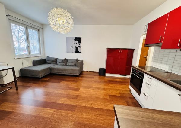 Na predaj moderný 2-izbový byt v Skalici na ulici SNP s vlastným parkovaním a nízkymi nákladmi.