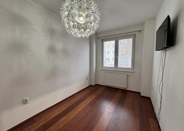 Na predaj moderný 2-izbový byt v Skalici na ulici SNP s vlastným parkovaním a nízkymi nákladmi.