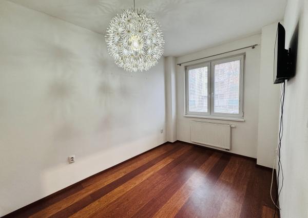 Na predaj moderný 2-izbový byt v Skalici na ulici SNP s vlastným parkovaním a nízkymi nákladmi.