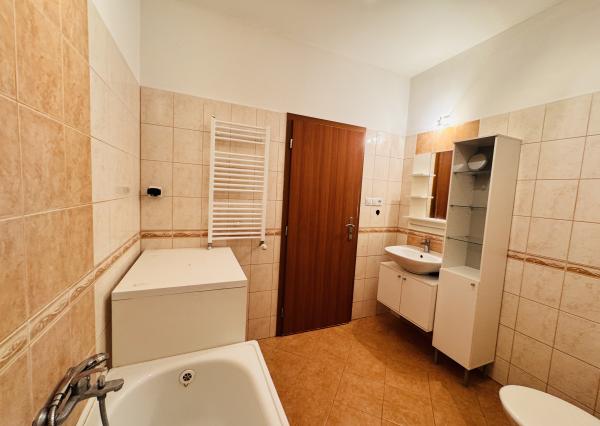 Na predaj moderný 2-izbový byt v Skalici na ulici SNP s vlastným parkovaním a nízkymi nákladmi.