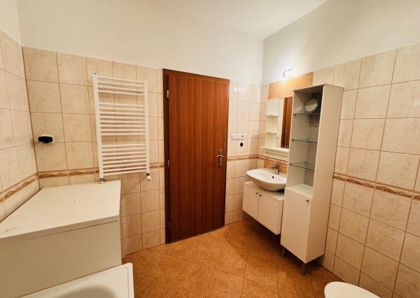 Na predaj moderný 2-izbový byt v Skalici na ulici SNP s vlastným parkovaním a nízkymi nákladmi.