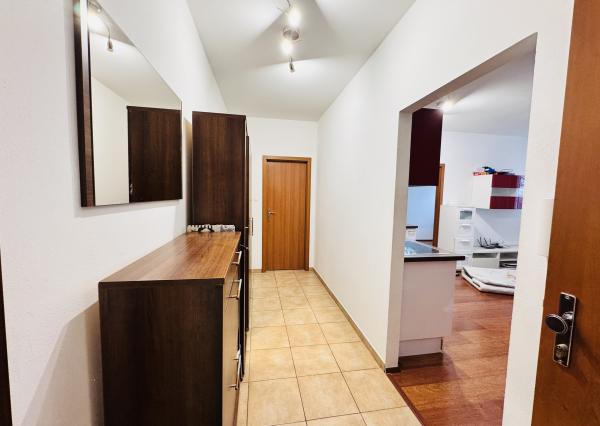 Na predaj moderný 2-izbový byt v Skalici na ulici SNP s vlastným parkovaním a nízkymi nákladmi.