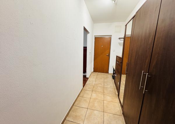 Na predaj moderný 2-izbový byt v Skalici na ulici SNP s vlastným parkovaním a nízkymi nákladmi.