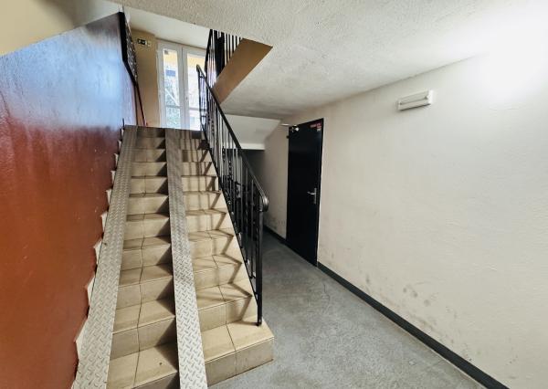 Na predaj moderný 2-izbový byt v Skalici na ulici SNP s vlastným parkovaním a nízkymi nákladmi.