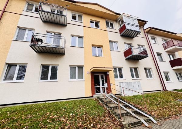 Na predaj moderný 2-izbový byt v Skalici na ulici SNP s vlastným parkovaním a nízkymi nákladmi.