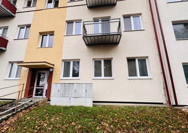 Na predaj moderný 2-izbový byt v Skalici na ulici SNP s vlastným parkovaním a nízkymi nákladmi.