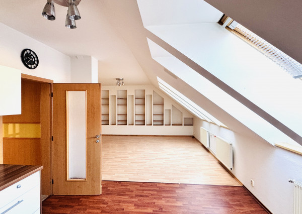 Priestranný 3-izbový byt s terasou na prenájom blízko centra Skalice.