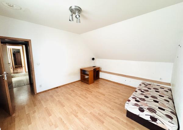 Priestranný 3-izbový byt s terasou na prenájom blízko centra Skalice.